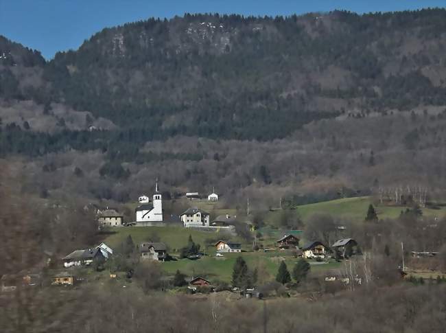 Vue du chef-lieu de la commune depuis la vallée - Saint-Alban-d'Hurtières (73220) - Savoie