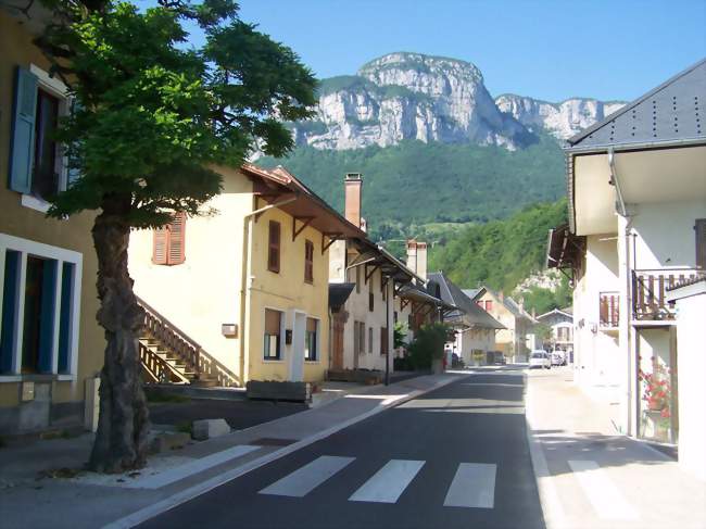 Une rue de la commune au pied du Mont Peney - Saint-Alban-Leysse (73230) - Savoie
