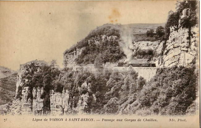 Les gorges de Chailles, au tout début du XXe siècle, lorsque la route qui les surplombe était utilisée par un chemin de fer secondaire, le Chemin de fer de Voiron à Saint-Béron - Saint-Béron (73520) - Savoie