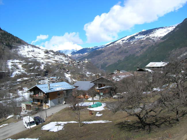 Au premier plan, Sainte-Foy-Tarentaise et, au fond, le village de Villaroger - Sainte-Foy-Tarentaise (73640) - Savoie