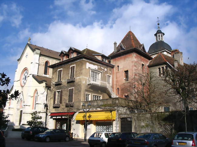 Saint-Genix-sur-Guiers - Place de l'Eglise - Saint-Genix-sur-Guiers (73240) - Savoie