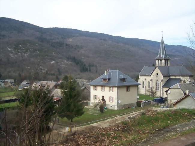 Vue de Saint-Jean-de-Couz et son église - Saint-Jean-de-Couz (73160) - Savoie