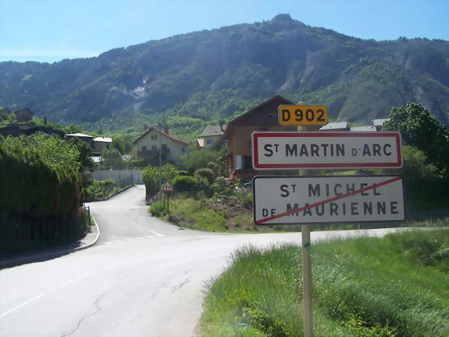 Vue d'une partie du village et du fort du Télégraphe - Saint-Martin-d'Arc (73140) - Savoie
