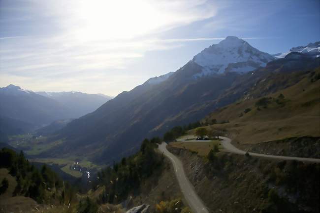 Vue panoramique sur le Village de Sollieres avec la dent Parrachée et une partie des glaciers de la Vanoise au premier plan en automne - Sollières-Sardières (73500) - Savoie