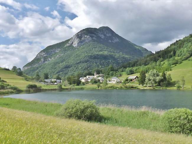 Vue du chef-lieu de la commune et du lac de la Thuile - La Thuile (73190) - Savoie