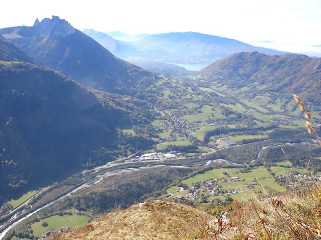 Vue du village depuis le Parmelan On distingue le lac d'Annecy en arrière-plan - Alex (74290) - Haute-Savoie