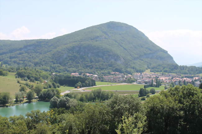 Vue de La Balme-de-Sillingy depuis le hameau de La Bâtie Au premier plan, le plan d'eau - La Balme-de-Sillingy (74330) - Haute-Savoie