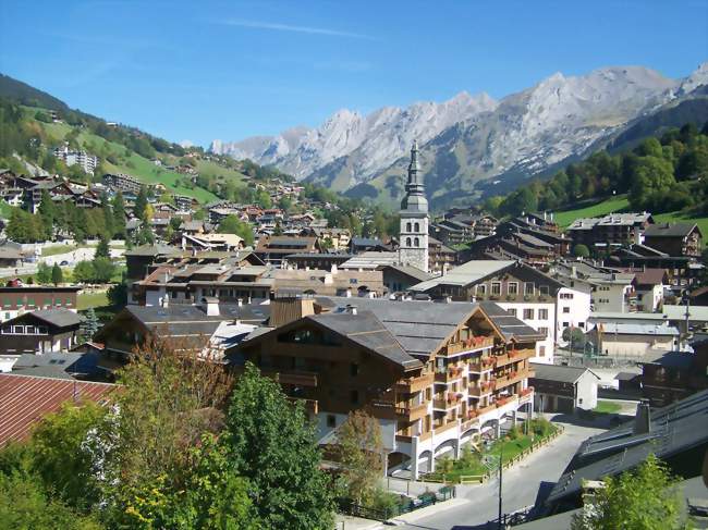 Vue panoramique de la Clusaz en automne - La Clusaz (74220) - Haute-Savoie