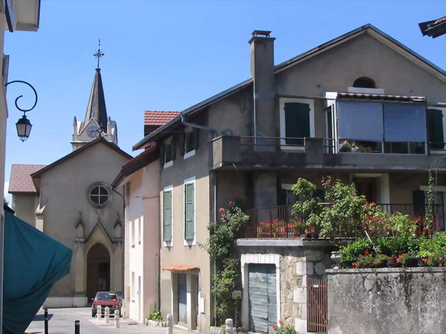 Église paroissiale et la rue Verdi - Collonges-sous-Salève (74160) - Haute-Savoie