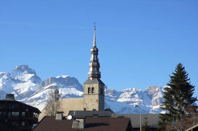 Le clocher à bulbe de Combloux, les Aravis en arrière-plan - Combloux (74920) - Haute-Savoie