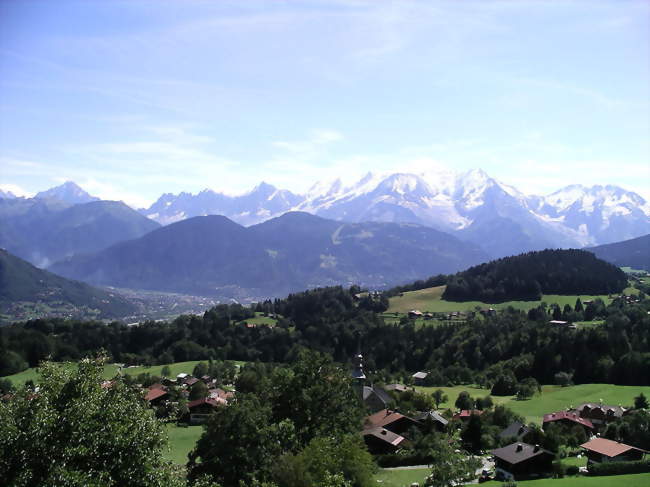 Le village de Cordon au premier plan avec la chaîne du Mont-Blanc en arrière-plan - Cordon (74700) - Haute-Savoie