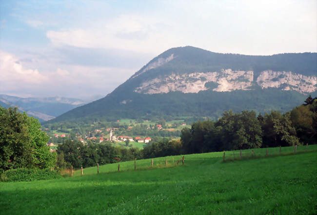 Vue du chef-lieu au pied des Bauges - Cusy (74540) - Haute-Savoie