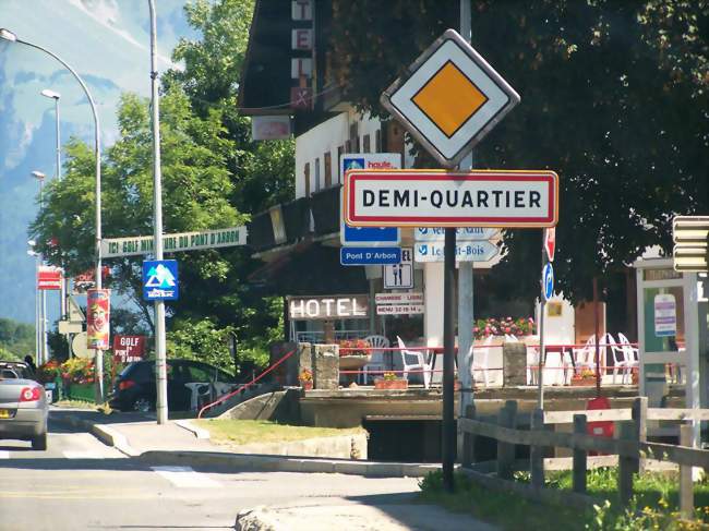 Entrée de Demi-Quartier sur la route départementale 1212 - Demi-Quartier (74120) - Haute-Savoie