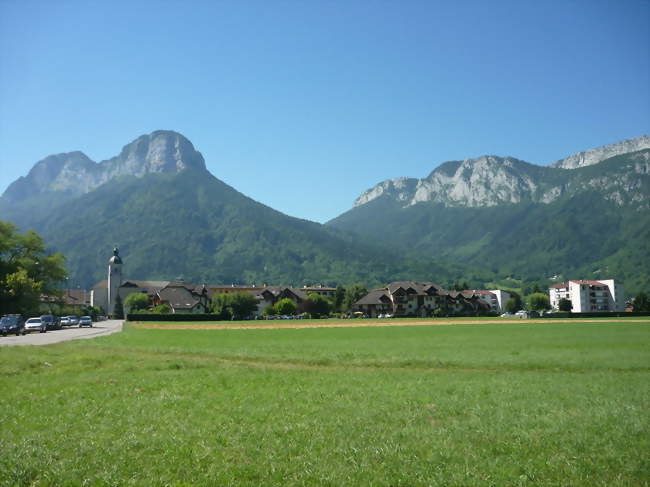 Vue générale du chef-lieu de Doussard dominé par la montagne du Charbon - Doussard (74210) - Haute-Savoie