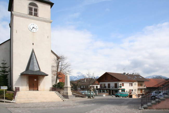 Vue de l'église de Larringes, au fond la Dent d'Oche - Larringes (74500) - Haute-Savoie