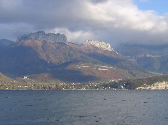 Vue de la commune depuis le lac d'Annecy - Menthon-Saint-Bernard (74290) - Haute-Savoie