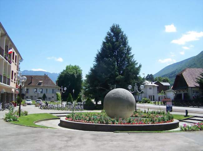 La Place de la mairie dans le centre de la commune - Sévrier (74320) - Haute-Savoie