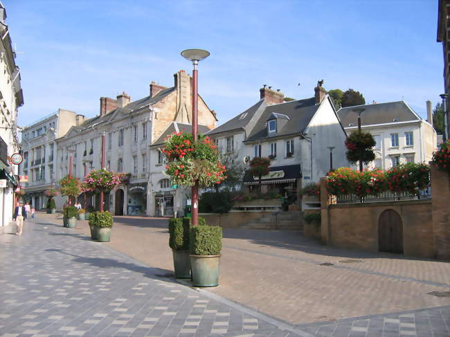 La rue de la République, vue depuis léglise - Bolbec (76210) - Seine-Maritime