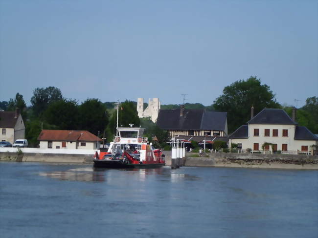 Bac de Jumièges et l'abbaye en arrière-plan - Jumièges (76480) - Seine-Maritime