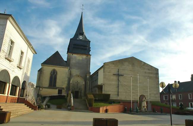 La place principale avec l'église Notre-Dame et le monument-aux-morts - Londinières (76660) - Seine-Maritime