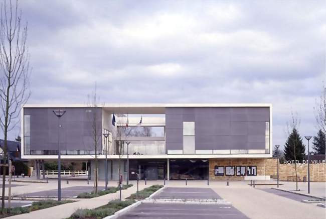 La mairie vue de la place - Franqueville-Saint-Pierre (76520) - Seine-Maritime