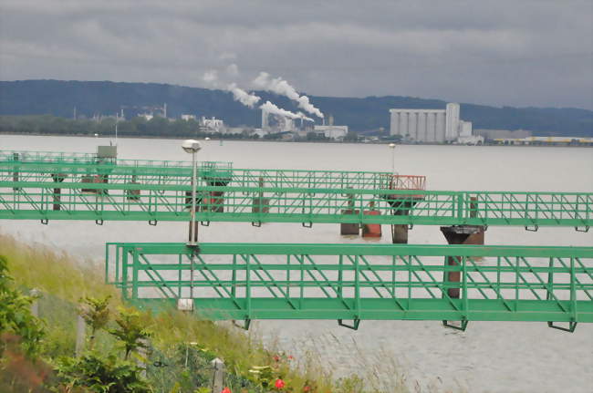 La zone industrielle en bord de Seine - Notre-Dame-de-Gravenchon (76330) - Seine-Maritime