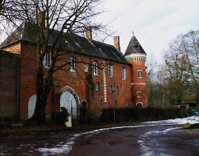 Le manoir présente plusieurs motifs décoratifs en briques vitrifiées - Rieux (76340) - Seine-Maritime