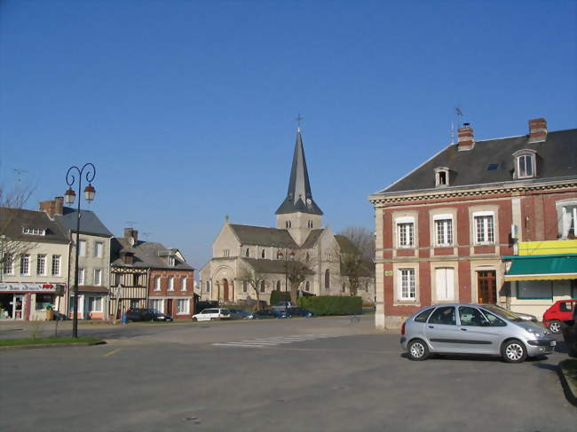 La place de la mairie, et, en face, l'église - Saint-Laurent-en-Caux (76560) - Seine-Maritime
