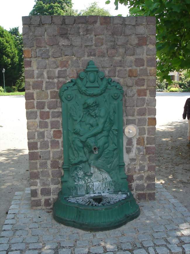 Fontaine sur la place de l'église - Annet-sur-Marne (77410) - Seine-et-Marne