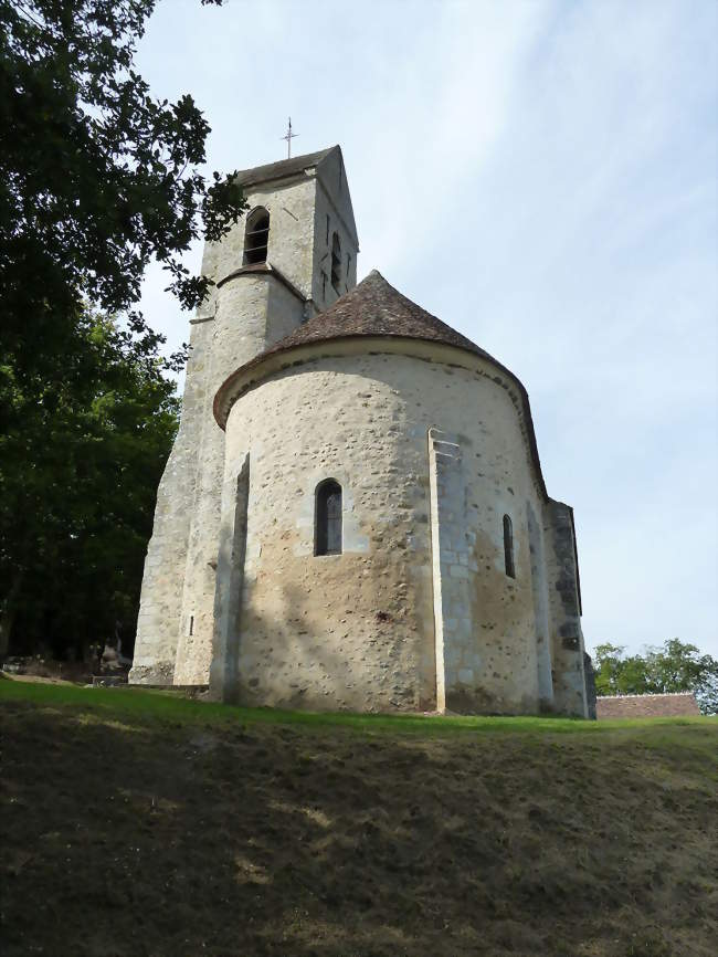 L'église Saint-Martin vue coté du village - Boissy-aux-Cailles (77760) - Seine-et-Marne