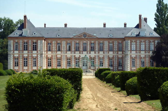 Château construit dans un style typiquement français du XVIIe, marqué par des proportions architecturales symétriques et des hautes toitures d'ardoise - Bombon (77720) - Seine-et-Marne