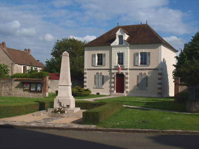 La mairie & le monument aux morts - Bransles (77620) - Seine-et-Marne