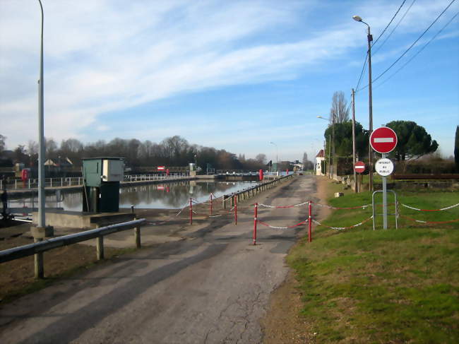 L'écluse sur l'Yonne, à Cannes-Ecluse - Cannes-Écluse (77130) - Seine-et-Marne