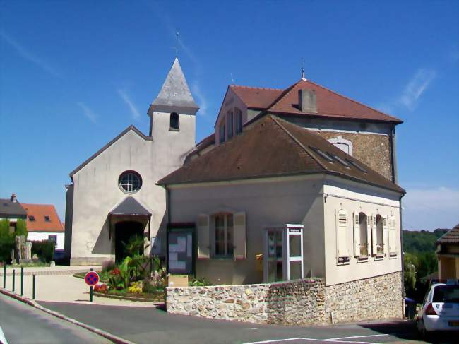 Mairie (à droite) et église Saint-Laurent, rue Jean-Jaurès - Crégy-lès-Meaux (77124) - Seine-et-Marne