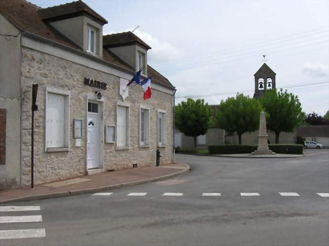 Mairie et place centrale de La Madeleine-sur-Loing - La Madeleine-sur-Loing (77570) - Seine-et-Marne