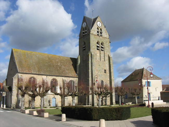 L'église Saint-Germain et la mairie - Marolles-sur-Seine (77130) - Seine-et-Marne