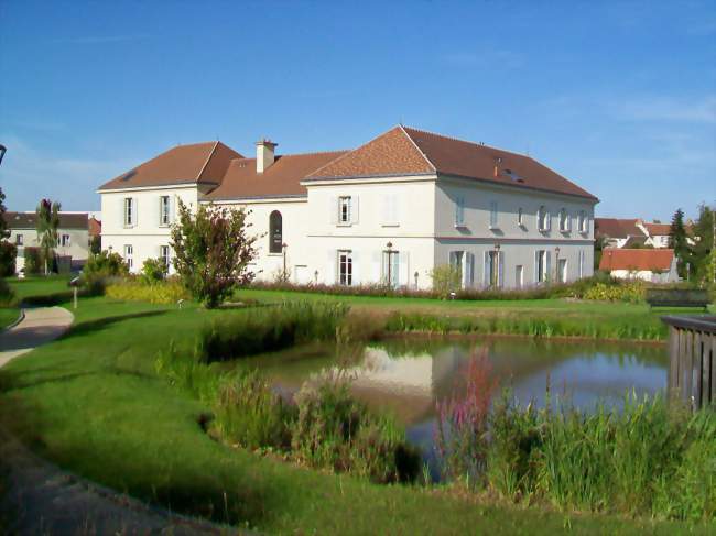La nouvelle mairie et le parc paysager - Le Mesnil-Amelot (77990) - Seine-et-Marne