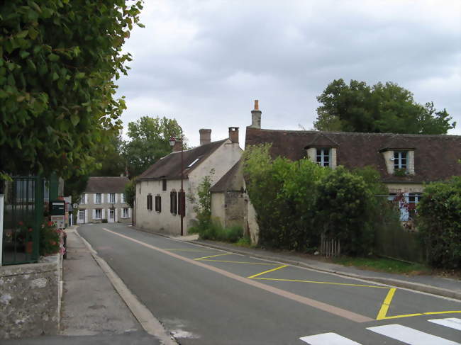 La rue devant la mairie, en 2011 - Paley (77710) - Seine-et-Marne