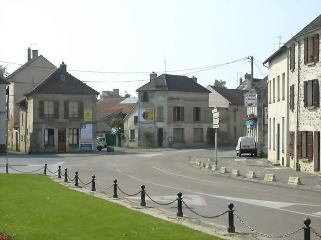 Vue de la rue principale de Rebais au niveau de l'école Docteur-Farny - Rebais (77510) - Seine-et-Marne