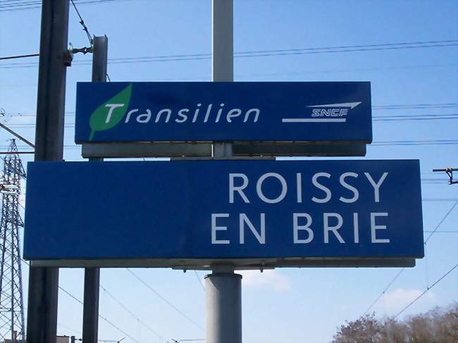 Nom de la commune affiché dans la gare de Roissy-en-Brie - Roissy-en-Brie (77680) - Seine-et-Marne