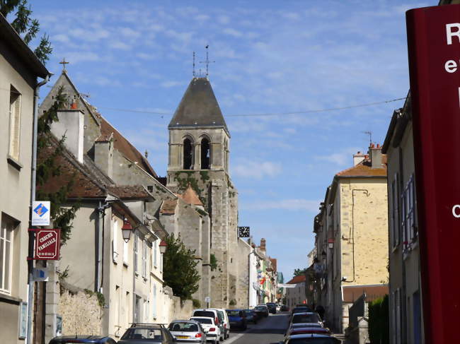 Rue principale et église de la commune - Rozay-en-Brie (77540) - Seine-et-Marne