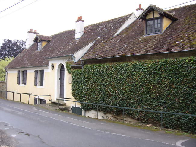 Maison de Pierre Mac Orlan (2007) localisée dans la commune - Saint-Cyr-sur-Morin (77750) - Seine-et-Marne