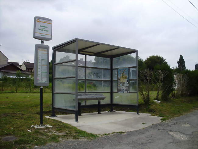 Arrêt de bus Transilien à côté de l'ancienne gare de Saint-Siméon - Saint-Siméon (77169) - Seine-et-Marne