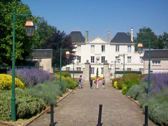 La mairie, installée dans le château de Maulny - Saint-Soupplets (77165) - Seine-et-Marne