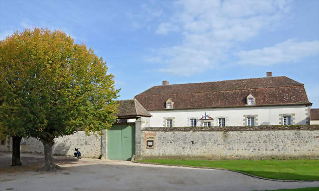 La mairie installée dans l'ancien prieuré - Sourdun (77171) - Seine-et-Marne