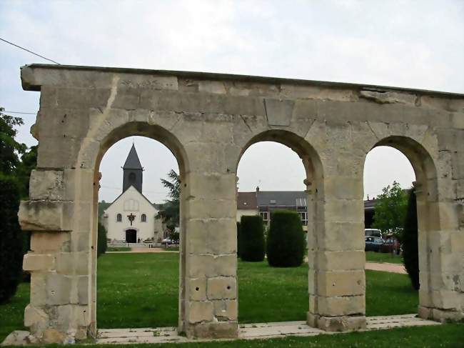 Les arcades devant l'église - Bonnières-sur-Seine (78270) - Yvelines