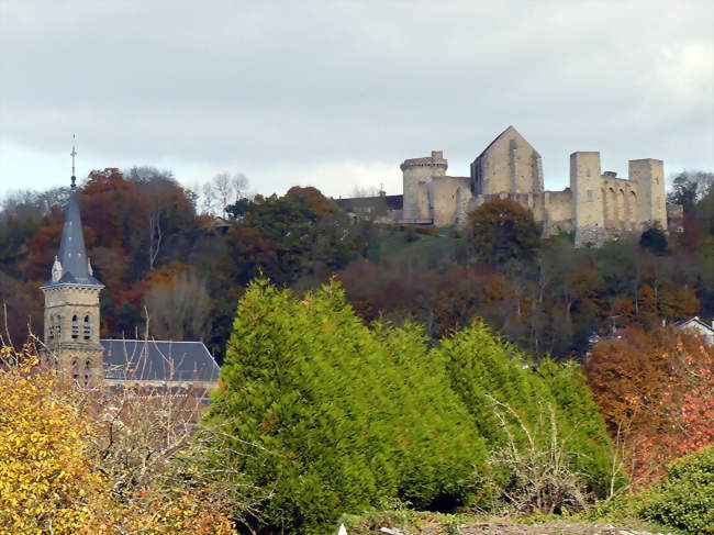 L'église Saint-Martin et le Château de la Madeleine - Chevreuse (78460) - Yvelines