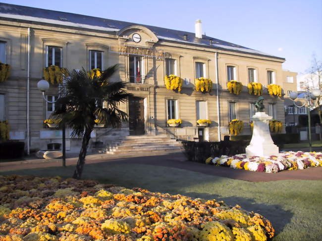 Façade principale de l'hôtel de ville de Houilles - Houilles (78800) - Yvelines