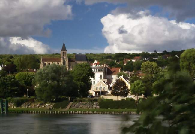 Le centre-ville, vue de la rive gauche de la Seine - Triel-sur-Seine (78510) - Yvelines