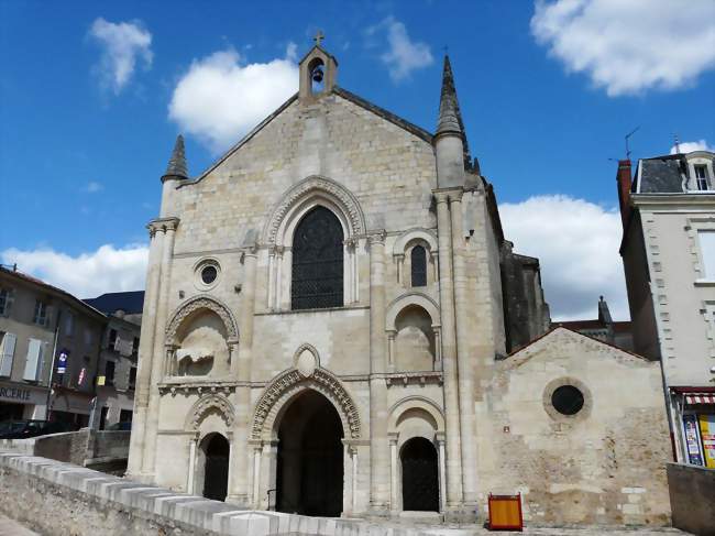 La façade de l'église abbatiale - Airvault (79600) - Deux-Sèvres